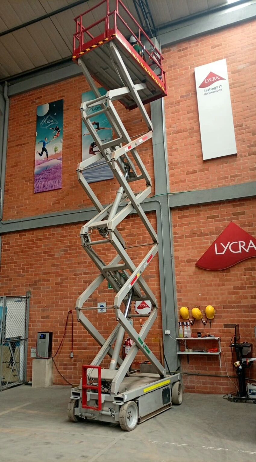 ALQUILER PLATAFORMA TIJERA EN FUNZA